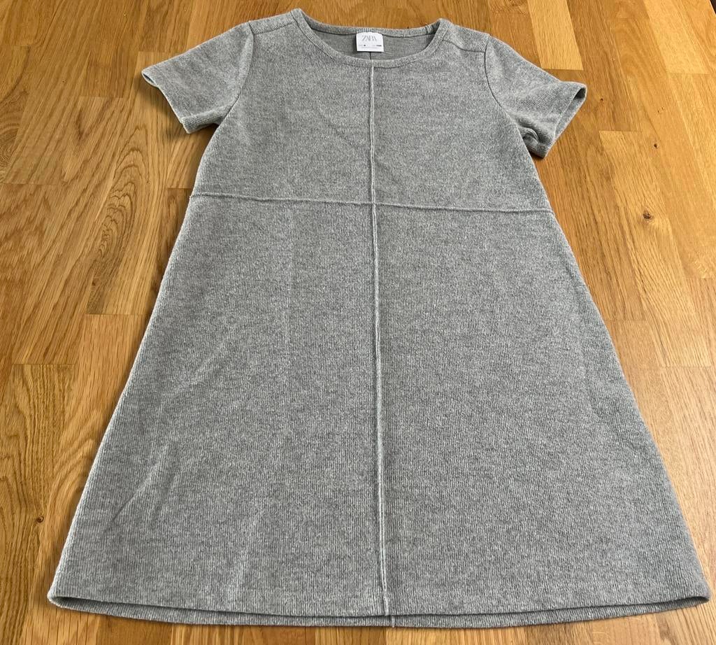 Robe hiver Zara t.134, Enfants & Bébés, Vêtements enfant | Taille 134, Robe ou Jupe, Enlèvement ou Envoi, Comme neuf, Zara