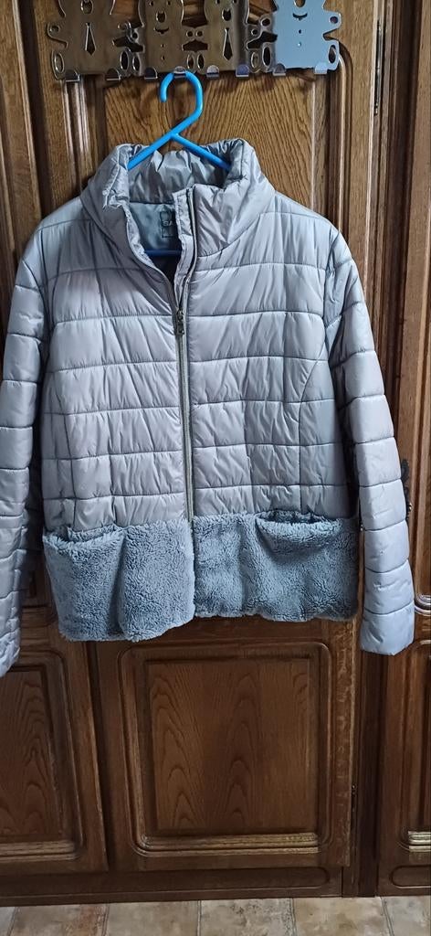 Beige jas met nep bont. Sarandi, maat 48 >50, Enlèvement ou Envoi, Comme neuf, Taille 46/48 (XL) ou plus grande, Beige