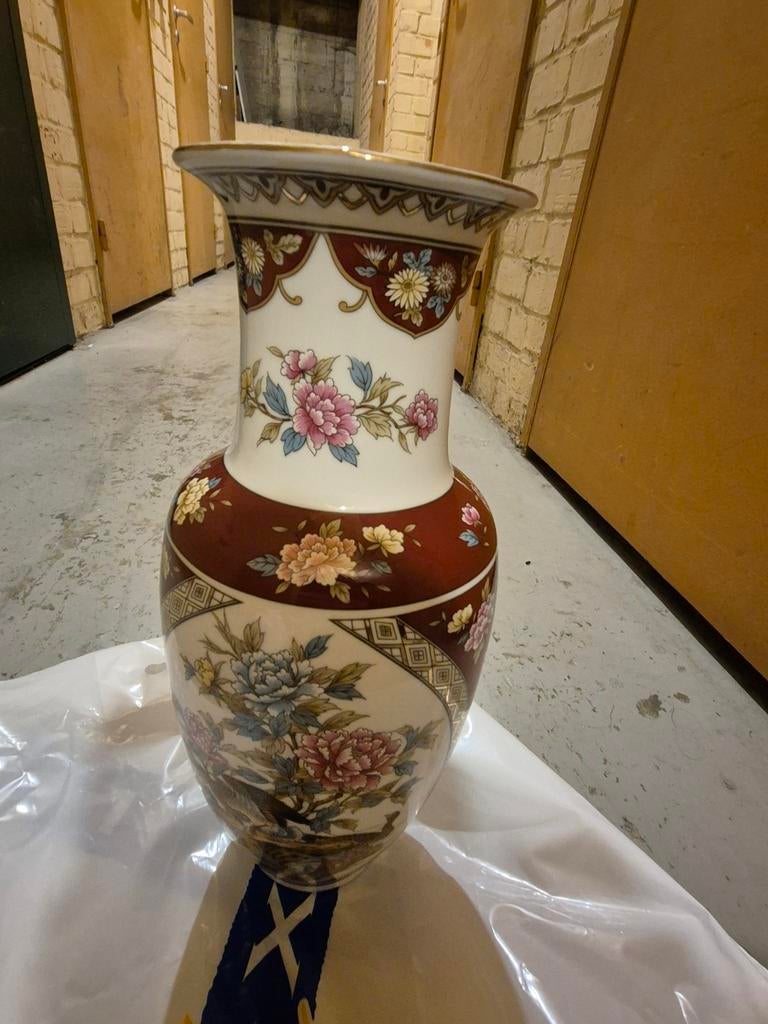 Grand vase en porcelaine décorative–motifs fleurs et oiseau, Enlèvement
