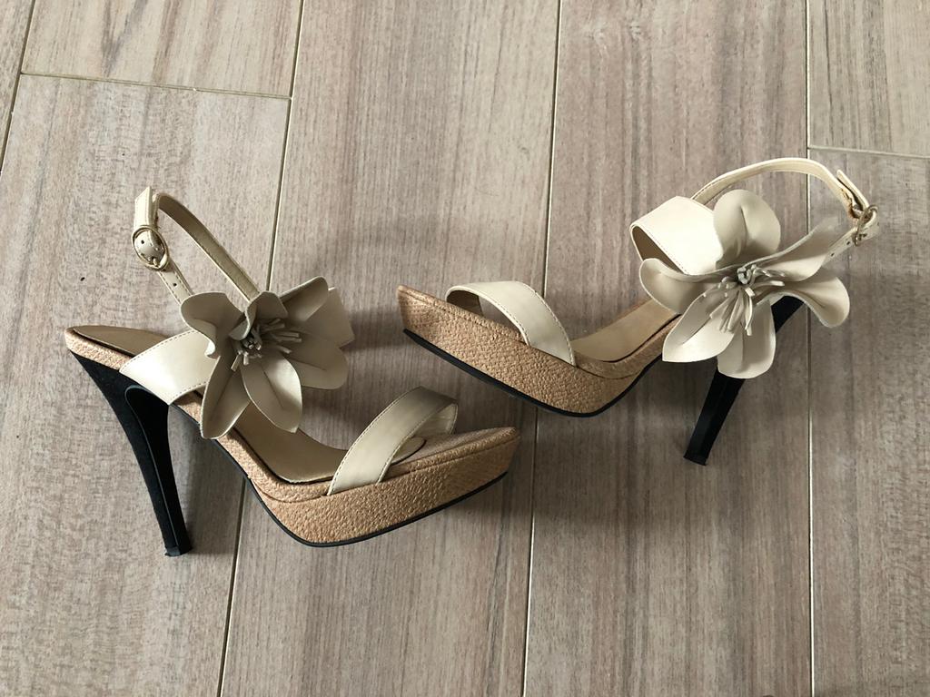 Sandalen maat 38, Kleding | Dames, 3 suisses, Beige, Zo goed als nieuw, Sandalen of Muiltjes