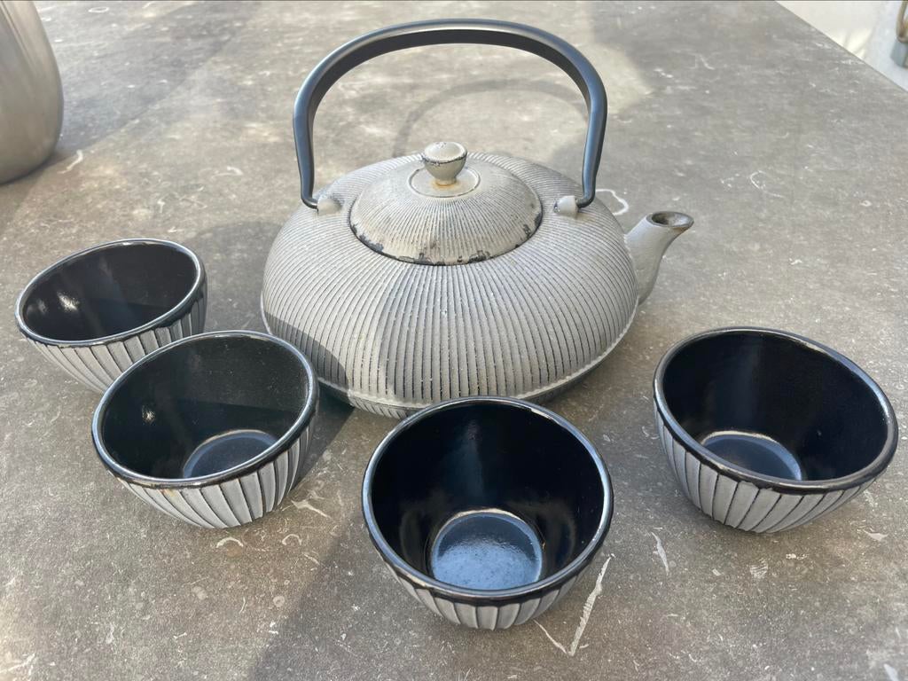 Gietijzeren theepot met 4 kopjes en zeefje, Enlèvement, Utilisé, Autres types, Autres matériaux