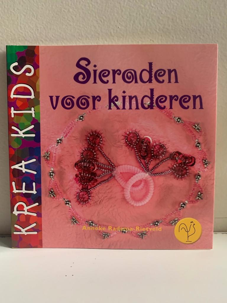 Boek Sieraden voor kinderen (A. Radsma-Rietveld), Livres, Enlèvement ou Envoi, Comme neuf, Fabrication de bijoux