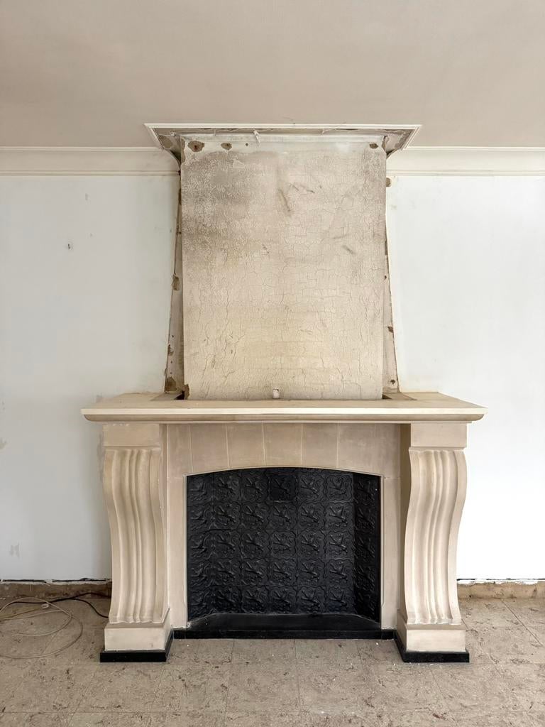 Schouwmantel in witte/beige zandsteen, Huis en Inrichting, Ophalen, Zo goed als nieuw