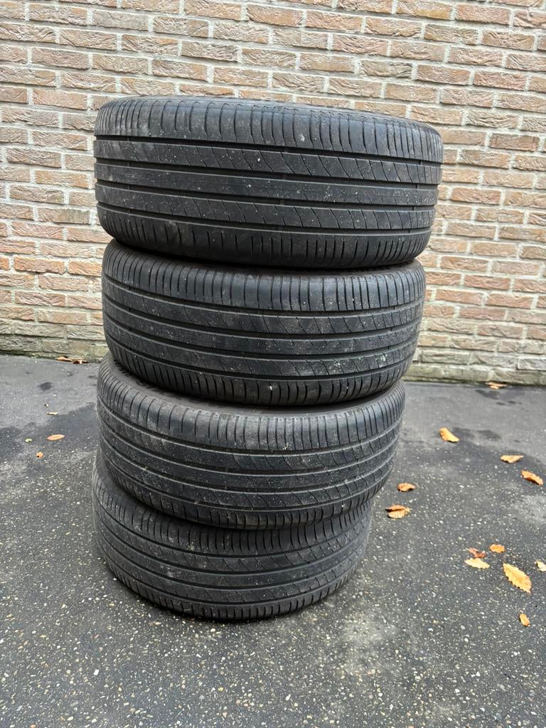 4 banden 215/45/r17  91 y met ster ( BMW- MINI), Auto-onderdelen, Banden en Velgen, Ophalen, Band(en)