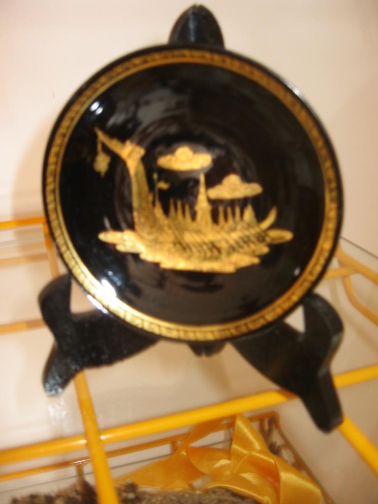 Petite assiette d'art chinois avec motifs dorés sur fond noi, Antiquités & Art, Enlèvement ou Envoi