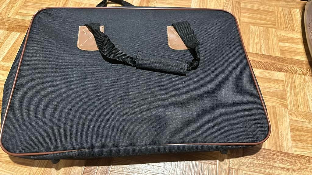 Laptoptas! Type: aktetas! Voor een grote laptop 23"! Nieuw!, Ophalen of Verzenden, 17 inch of meer, Nieuw, Aktetas