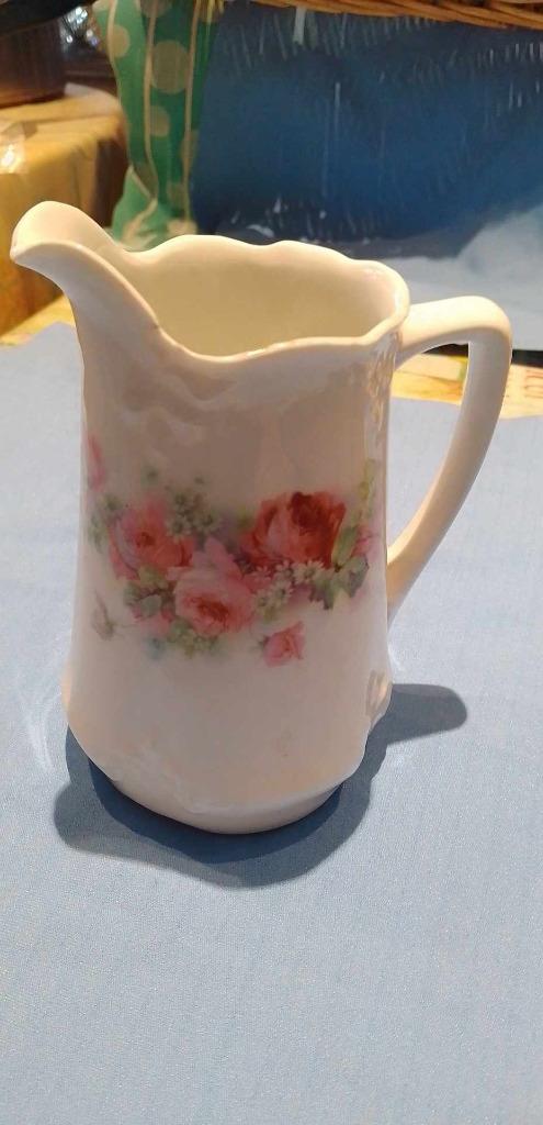 pichet en porcelaine avec impression de pivoines H 13 cm, Antiquités & Art, Antiquités | Porcelaine, Enlèvement ou Envoi
