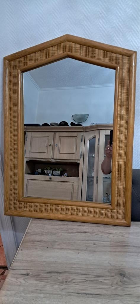 Joli miroir en bois et en rotin en bon état.(h = 82, l = 60), Enlèvement ou Envoi, 50 à 100 cm, Moins de 100 cm
