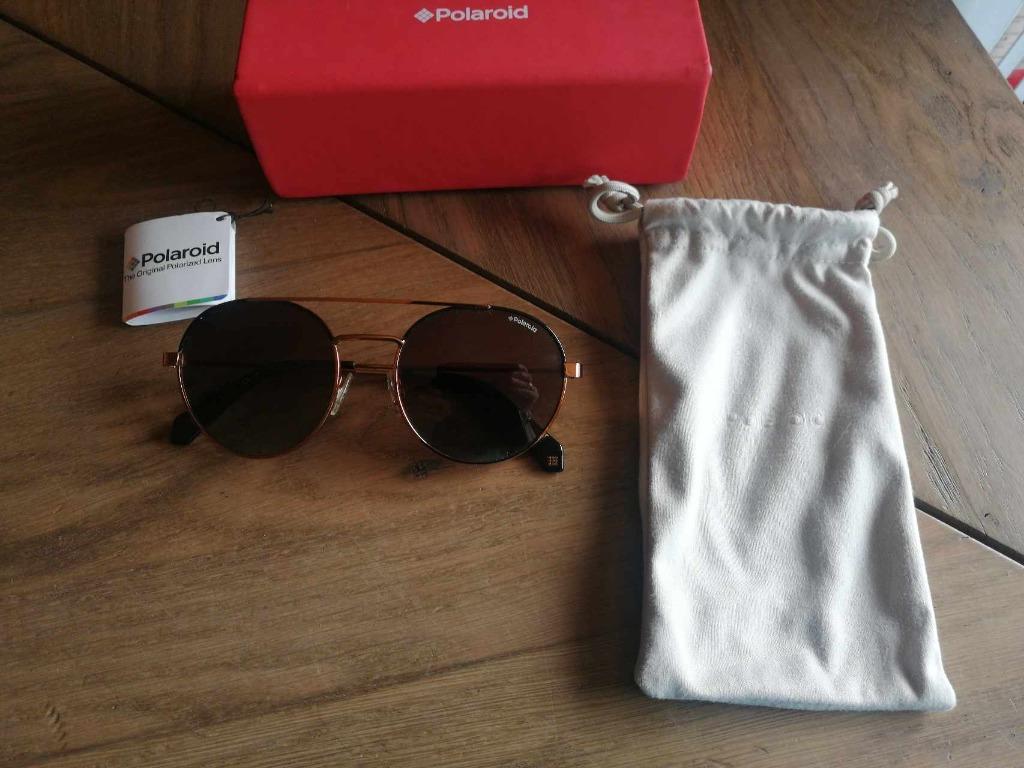 Zonnebril vrouwen merk polaroid met grijze etui en rode, Handtassen en Accessoires, Ophalen of Verzenden, Nieuw, Zonnebril, Overige merken