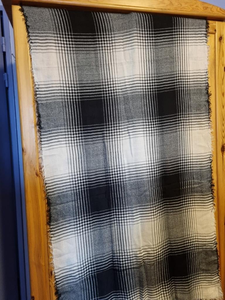 Grand foulard pashmina  mi-saison noir blanc 210 x 75 cm, Enlèvement ou Envoi, Porté
