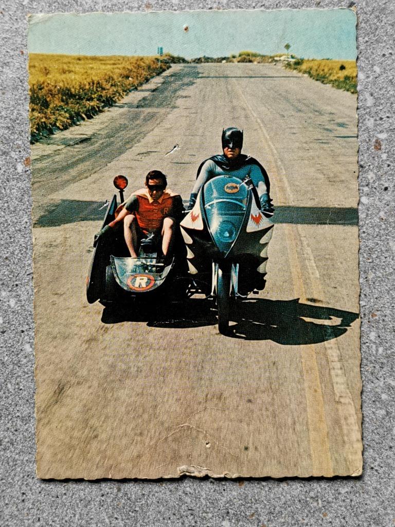 carte postale vintage Batman avec Batcycle avec sidecar 1966, Enlèvement ou Envoi, 1960 à 1980, Affranchie, Stars et Célébrités