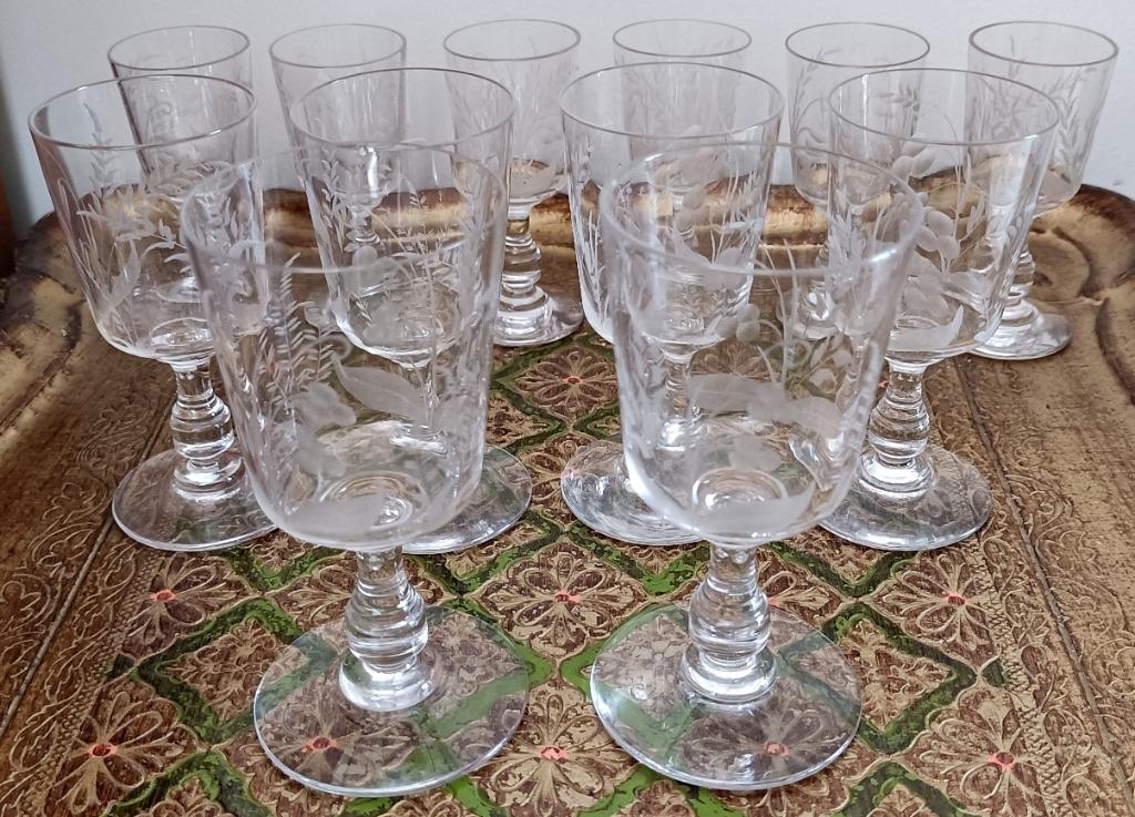 12 Verres en cristal, vintage, décors feuilles/fleurs gravés, Ophalen