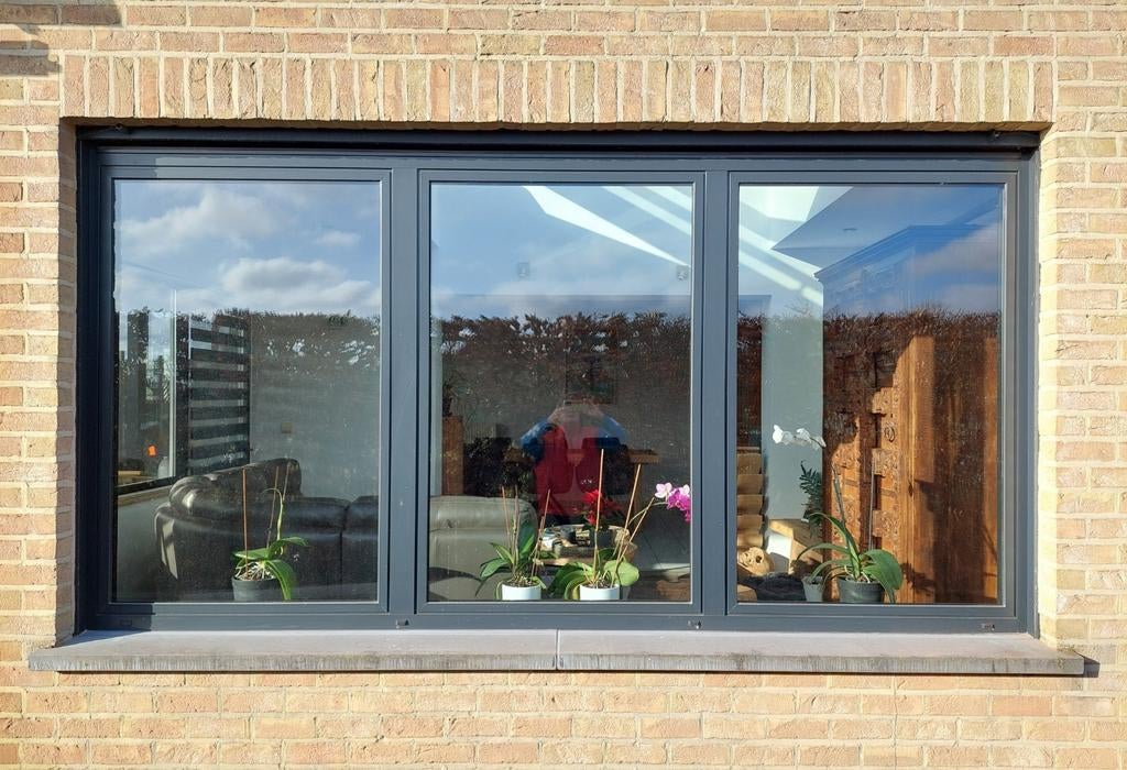 Fenêtre avec grille de ventilation et volet., Enlèvement, Utilisé