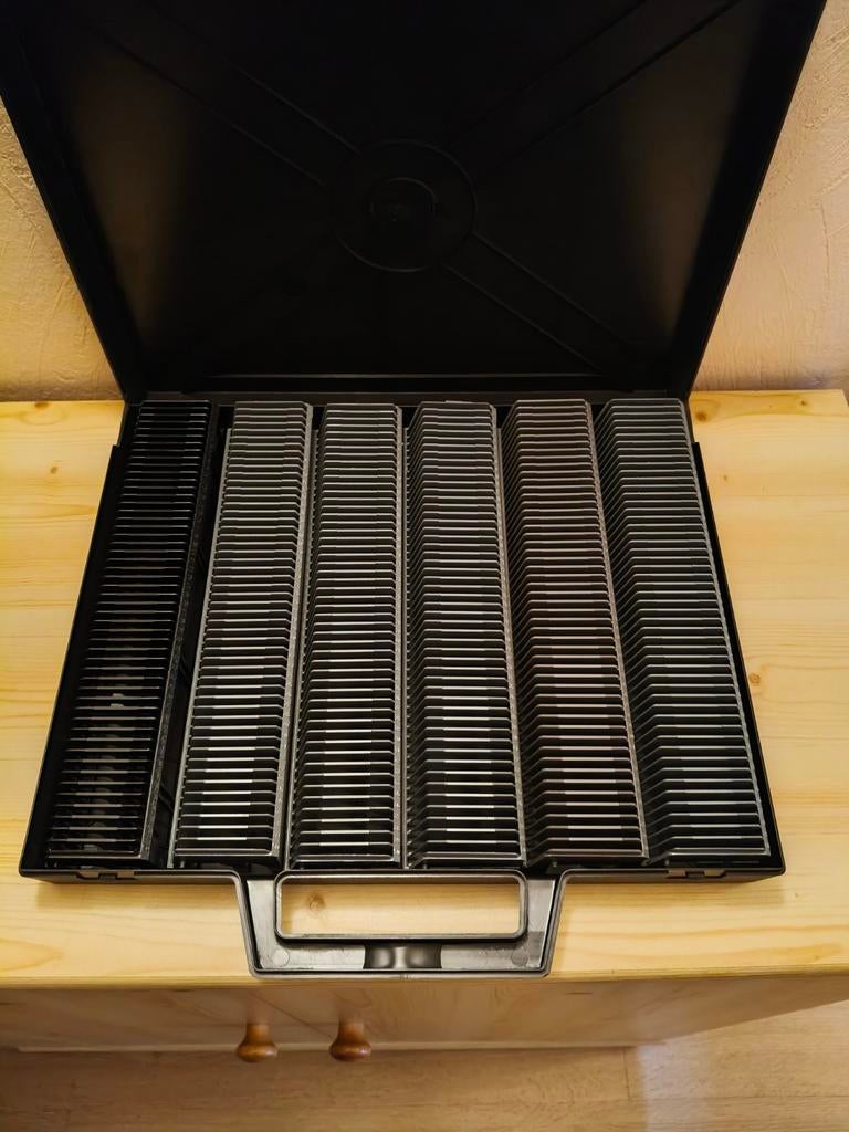 Doos met dialaders, Ophalen