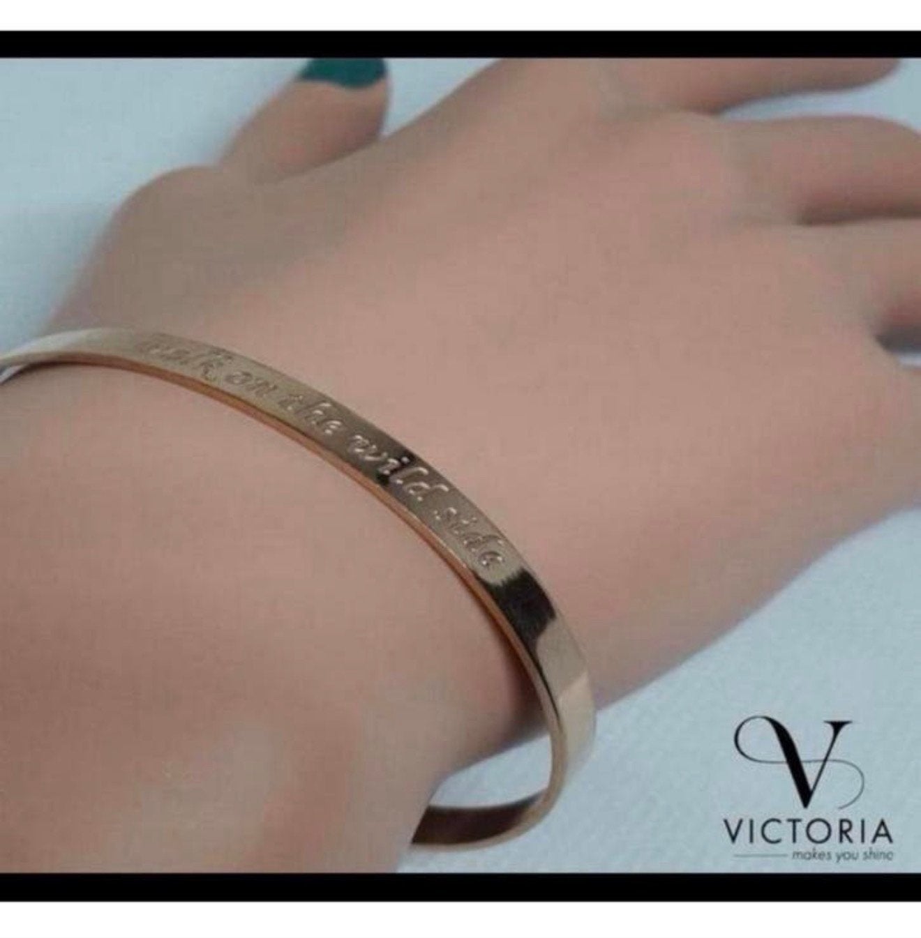 Bracelet Victoria lettres relief « Walk On The Wild Side », Enlèvement ou Envoi, Neuf, Or, Acier