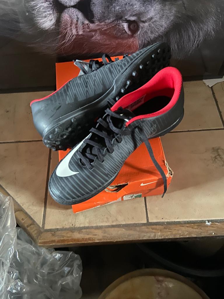 Chaussures de football NIKE  numéro 41, Sport en Fitness, Voetbal, Ophalen of Verzenden, Zo goed als nieuw, Schoenen