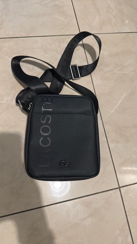 Lacoste, Enlèvement, Comme neuf
