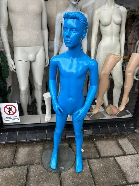blauwe kinder etalagepop paspop etalagefiguur mannquin, Kinderen en Baby's, Ophalen of Verzenden