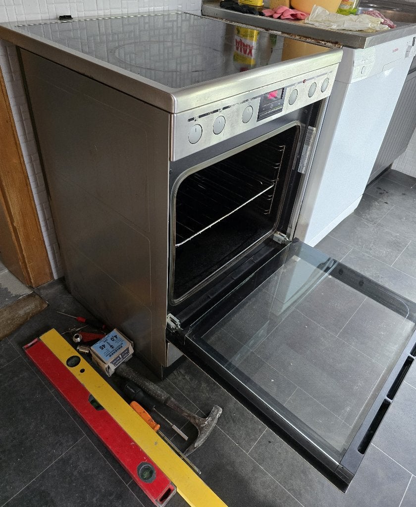 Cuisinière avec four électrique AEG, Electroménager, 85 à 90 cm, 4 zones de cuisson, Plaque chauffante, Enlèvement