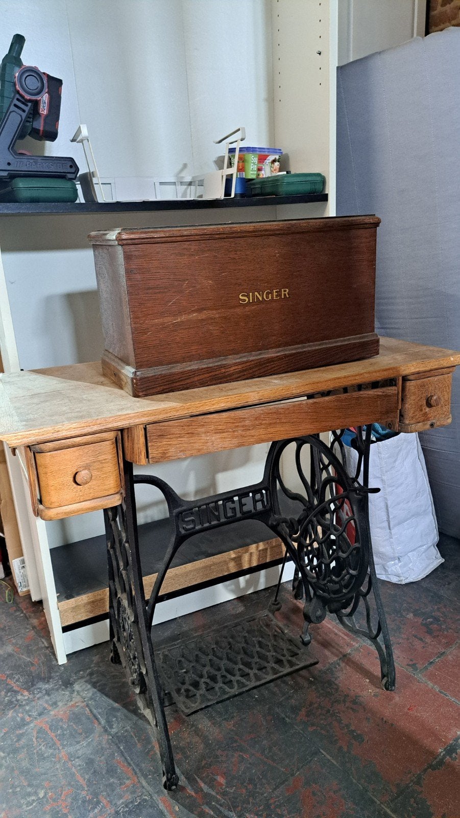 Singer naaimachine op tafel, Ophalen