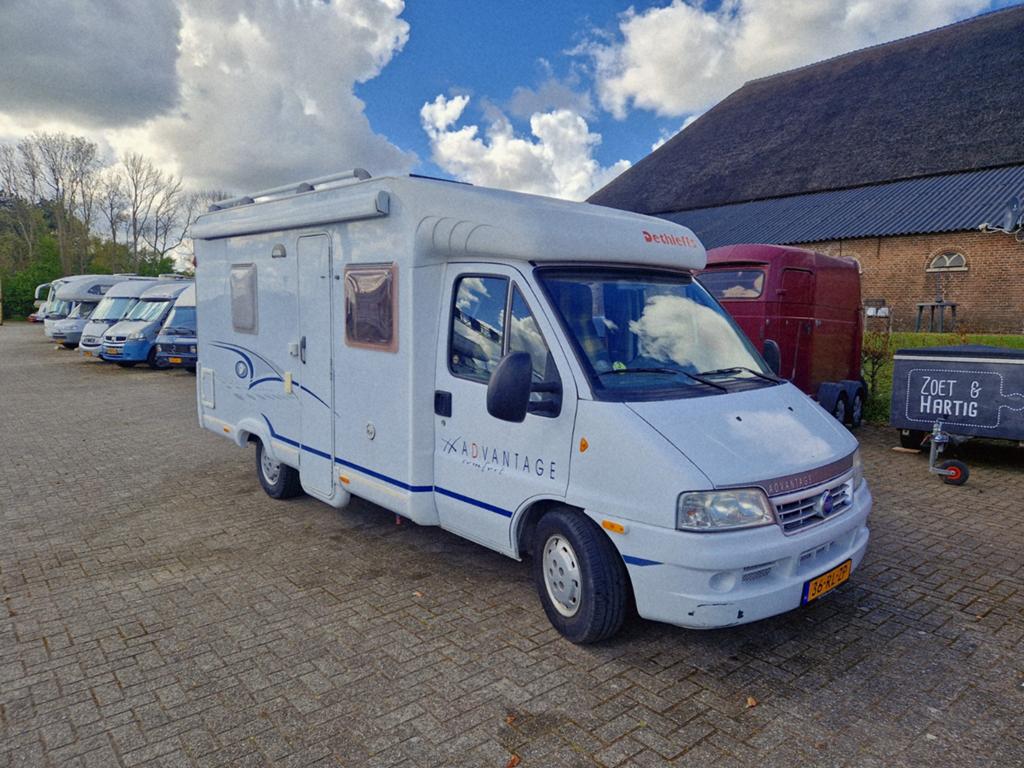 Dethleff's Advantage 5801 semi-intégral datant de 2005., Caravanes & Camping, Camping-cars, Jusqu'à 4, Airbags, Fiat, Boîte manuelle