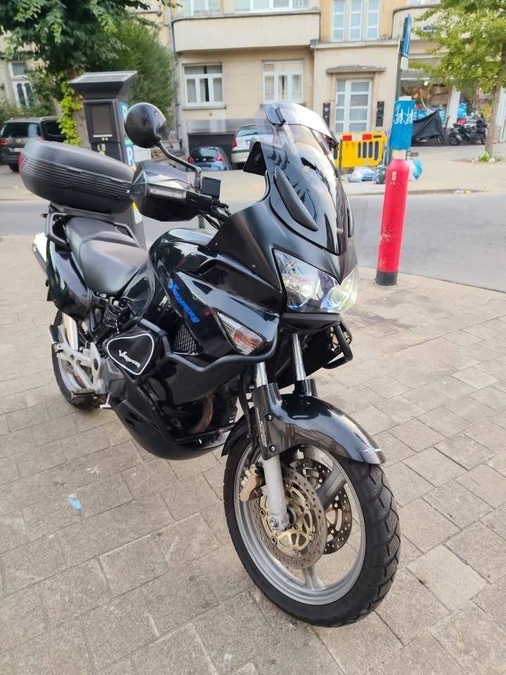 Honda XL 1000 VARADERO Injectie 67000 KM, Motoren, 2 cilinders, Occasion, Handvatverwarming, Motorrijbewijs A