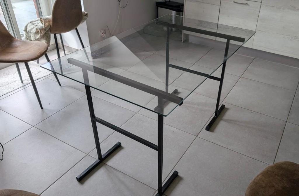 Glazen bureautafel op zwarte metalen schragen, Huis en Inrichting, Bureaus, Ophalen, Gebruikt, 130 cm, Modern
