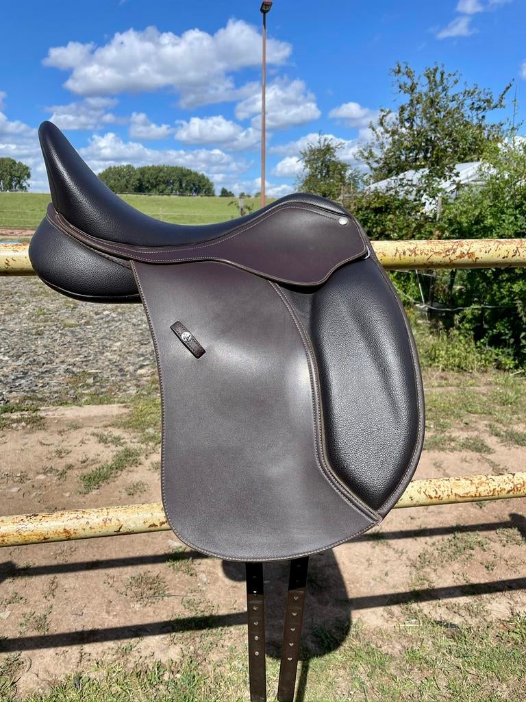 Wintec  500. Dressuur  Hart 17 inch bruin, Ophalen of Verzenden, Zo goed als nieuw, Dressuur