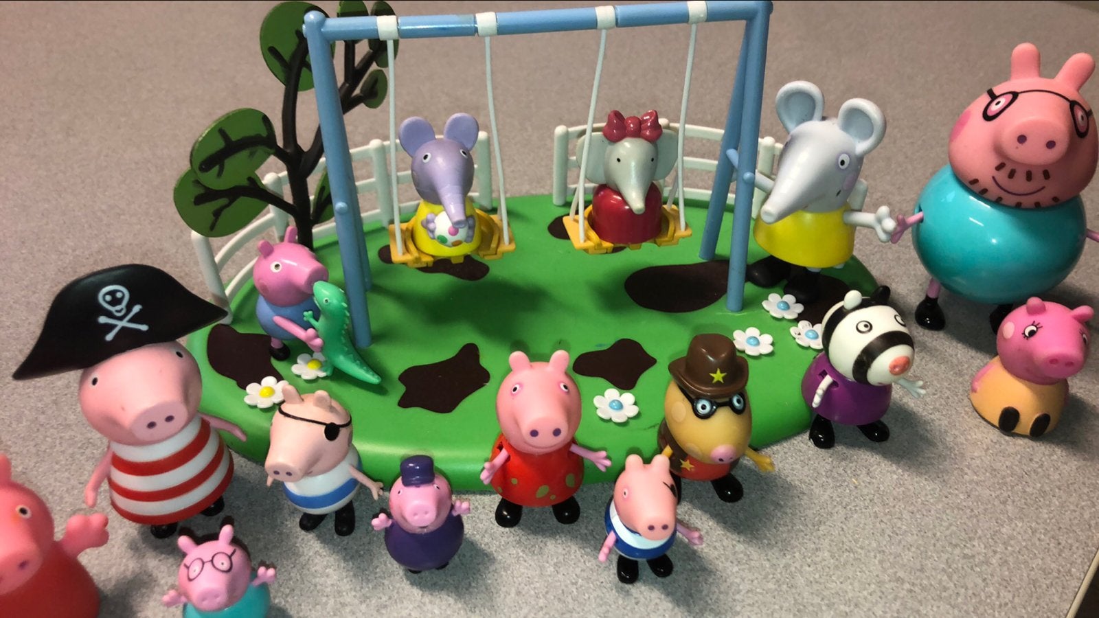 Peppa pig’s 15 figurines jouets et mini ventilateur, Utilisé