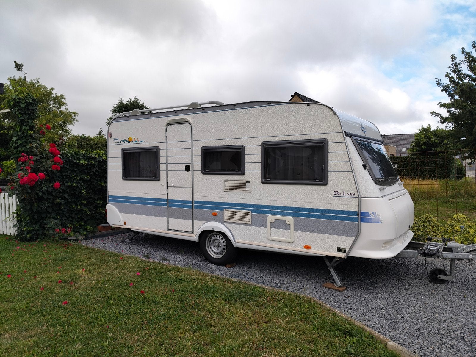 Caravan Hobby 450E De Luxe, Caravans en Kamperen, Vast bed, Hobby, Koelkast, Particulier