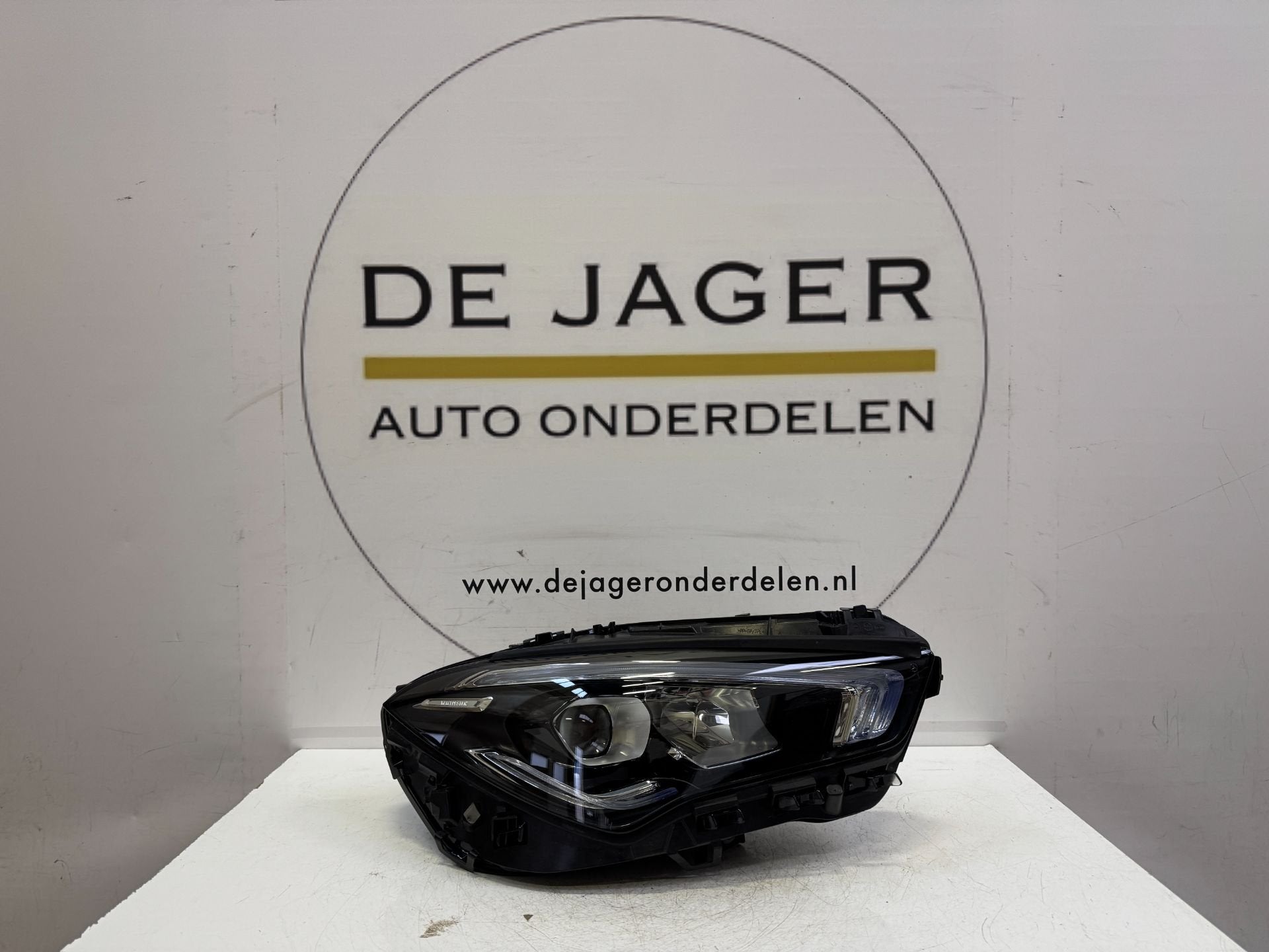Phare avant droit LED haute perforation pour MERCEDES CLA W1, Mercedes-Benz AG, Mercedes-Benz, Utilisé, Mercedesstrasse 120
70372  Stuttgart, DE