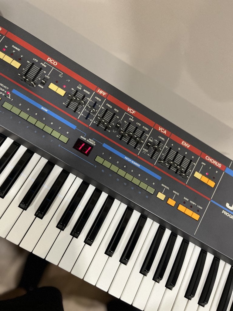 Roland Juno-106 | Parfait état | Entièrement révisé, Musique & Instruments, 61 touches, Enlèvement ou Envoi, Roland, Avec valise ou flightcase