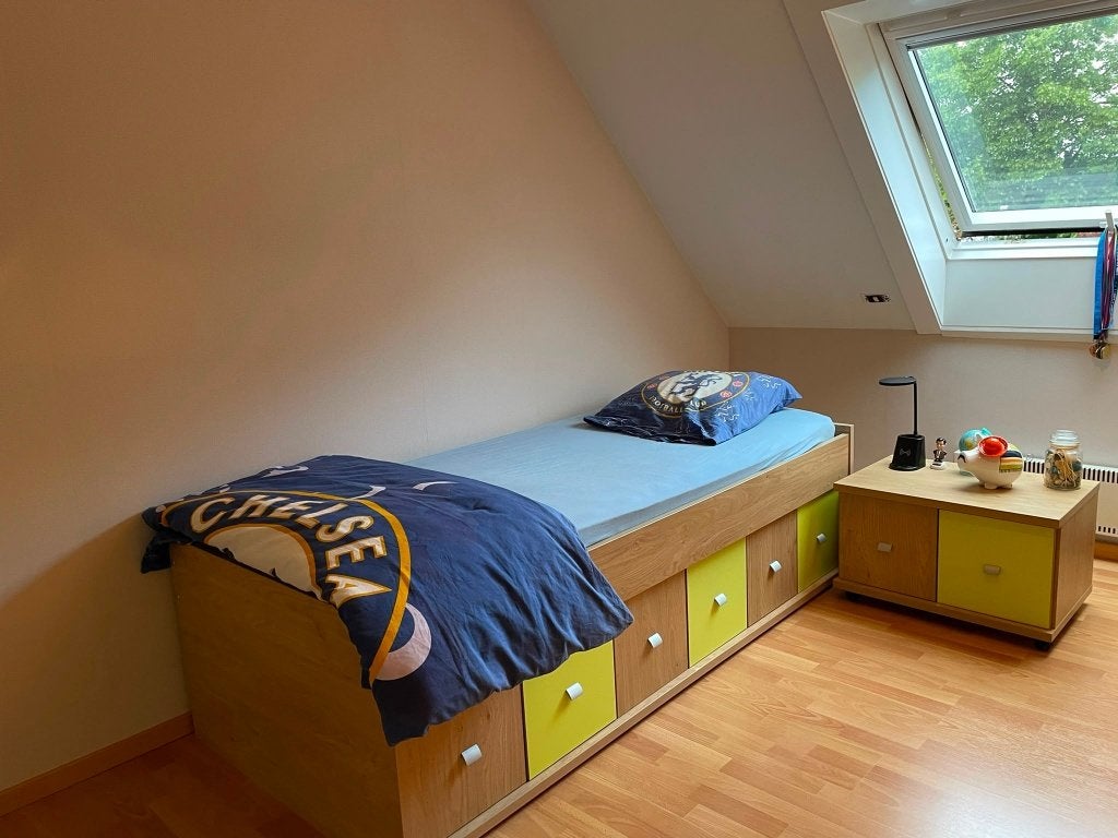 Tiener/kinderbed met nachttafel, Huis en Inrichting, Slaapkamer | Nachtkastjes, Ophalen, Gebruikt, 55 tot 70 cm, 65 cm of meer