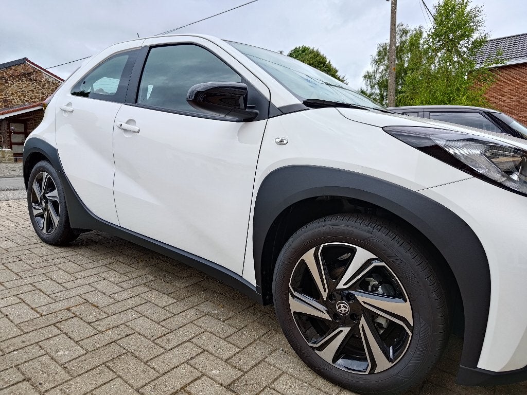 Toyota Aygo X - État neuf - 2.700 km, Auto's, Voorwielaandrijving, Stof, Wit, Aygo X