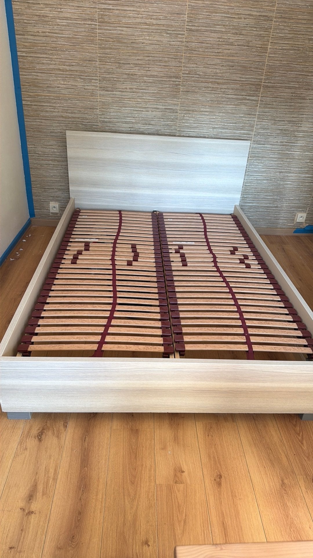 Grijs bed voor 2 persoon met matras, Huis en Inrichting, Slaapkamer | Bedden, Ophalen, Tweepersoons, 140 cm, Zo goed als nieuw