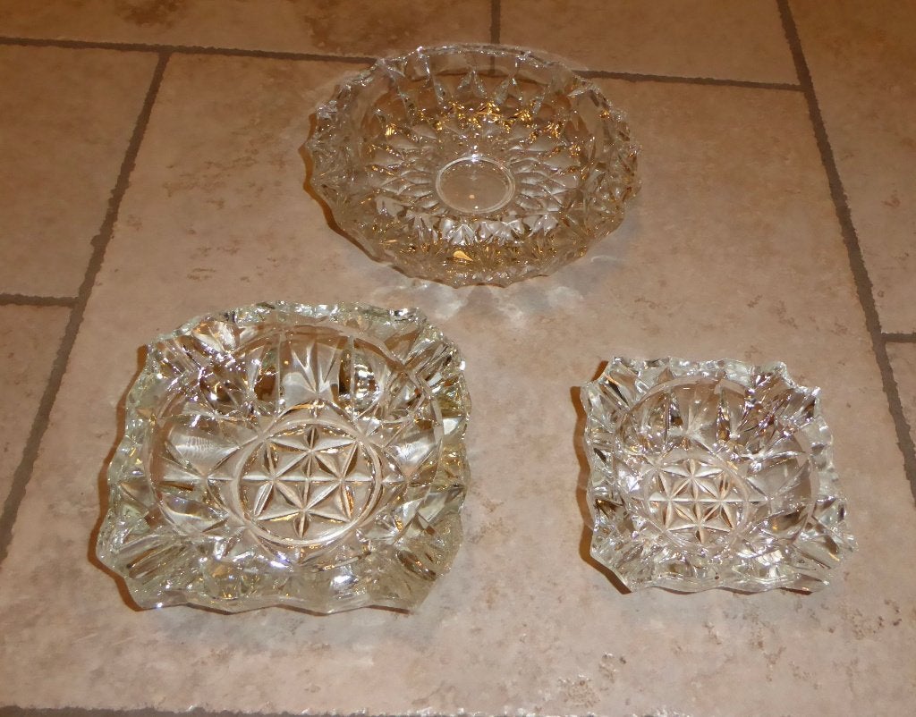 3 cendriers en verre taillé comme neuf, Collections, Articles de fumeurs, Briquets & Boîtes d'allumettes, Comme neuf, Enlèvement