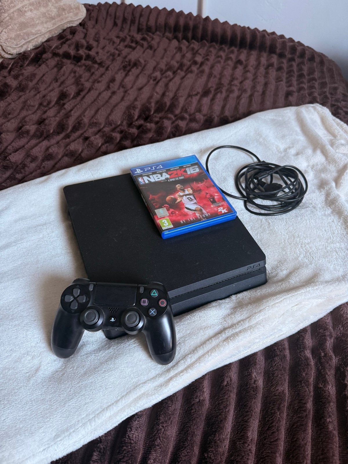 PS4 Slim 1 To + manette + jeu NBA 2K16, Games en Spelcomputers, Ophalen, Zo goed als nieuw, Slim