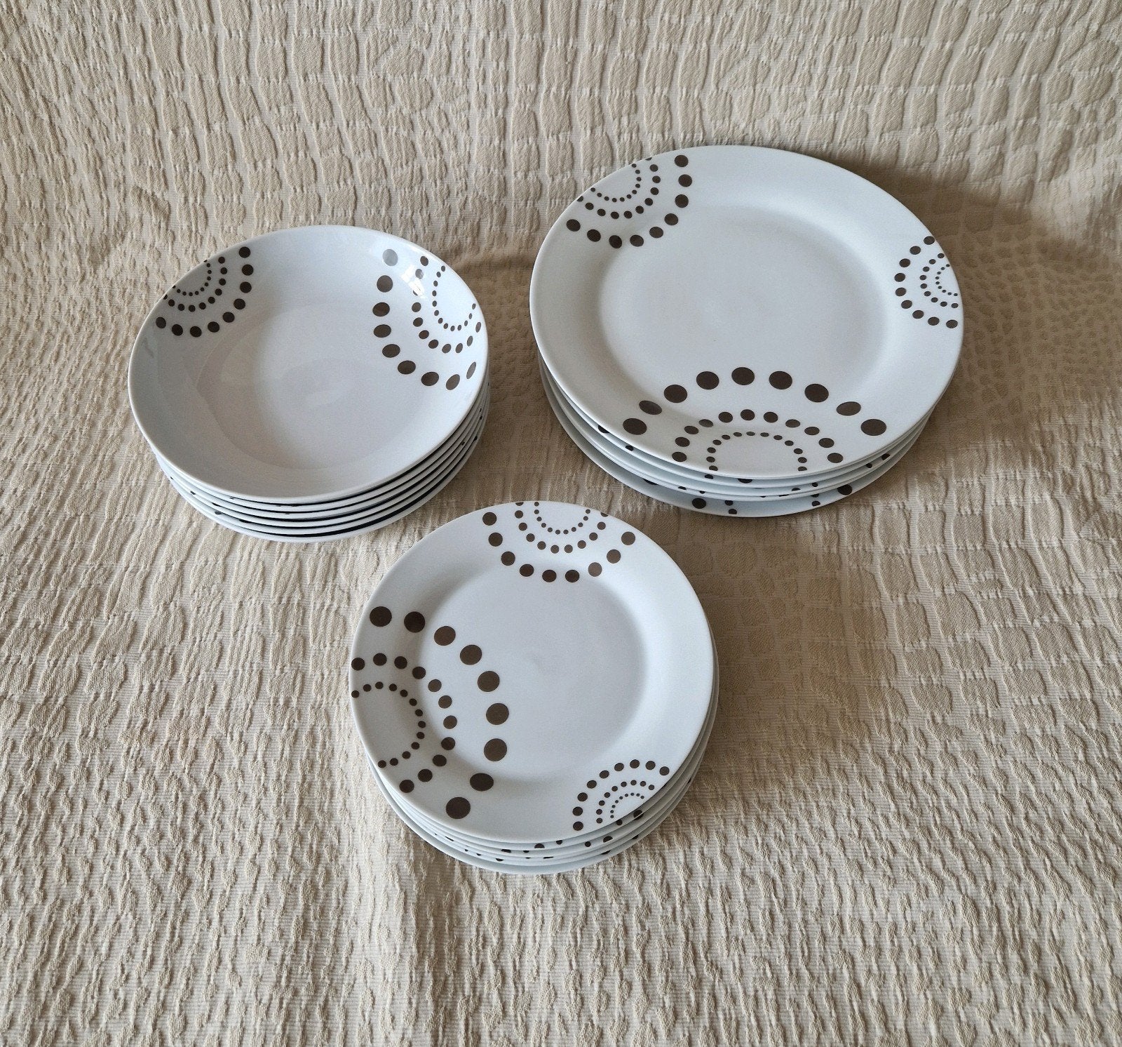 service 18 assiettes décor géométrique sur fond blanc, Maison & Meubles, Cuisine | Vaisselle, Enlèvement