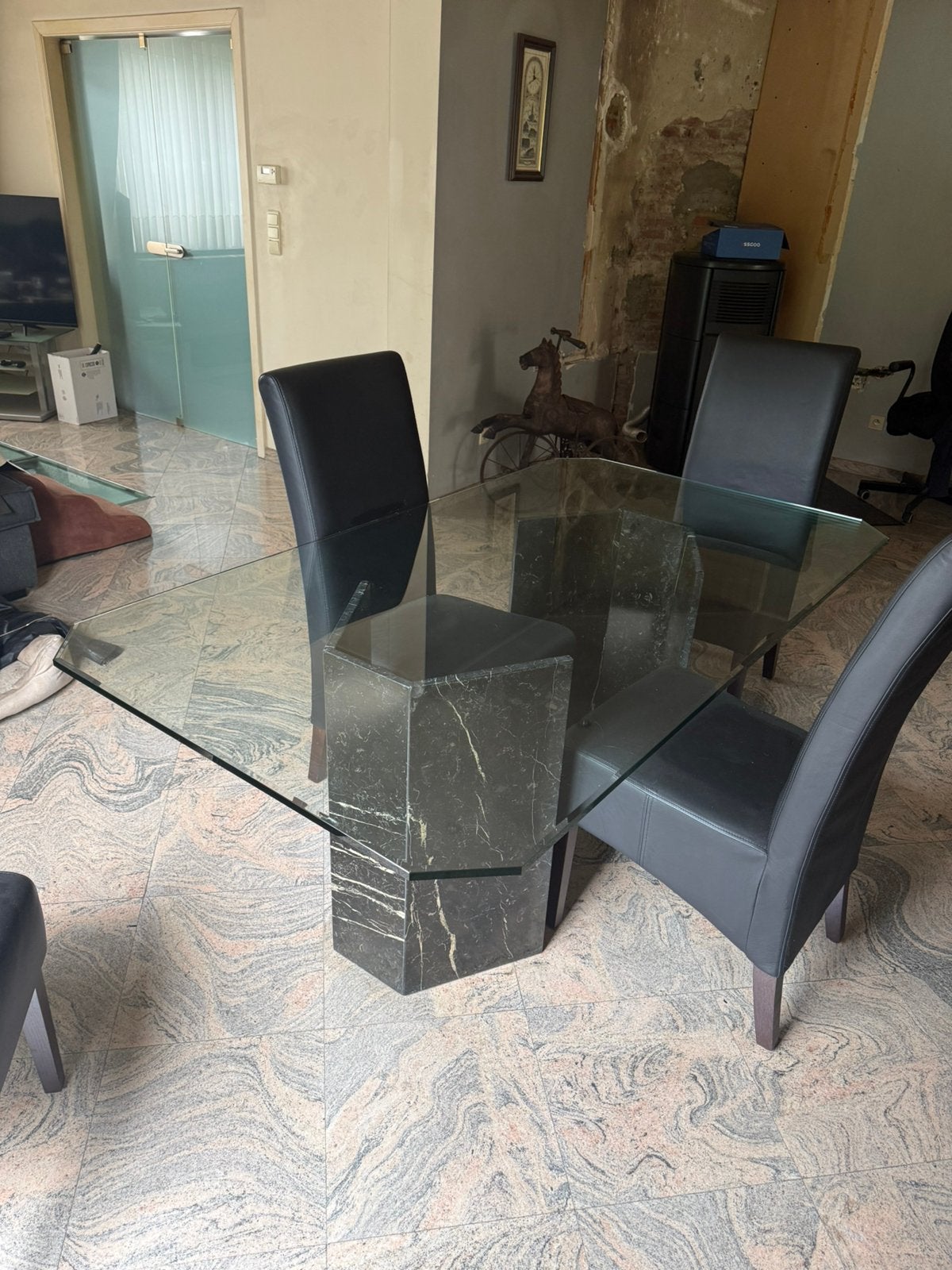 Glazen eettafel met marmeren onderstel (incl. 4 stoelen), Huis en Inrichting, Tafels | Eettafels, Ophalen, Zo goed als nieuw, Rechthoekig