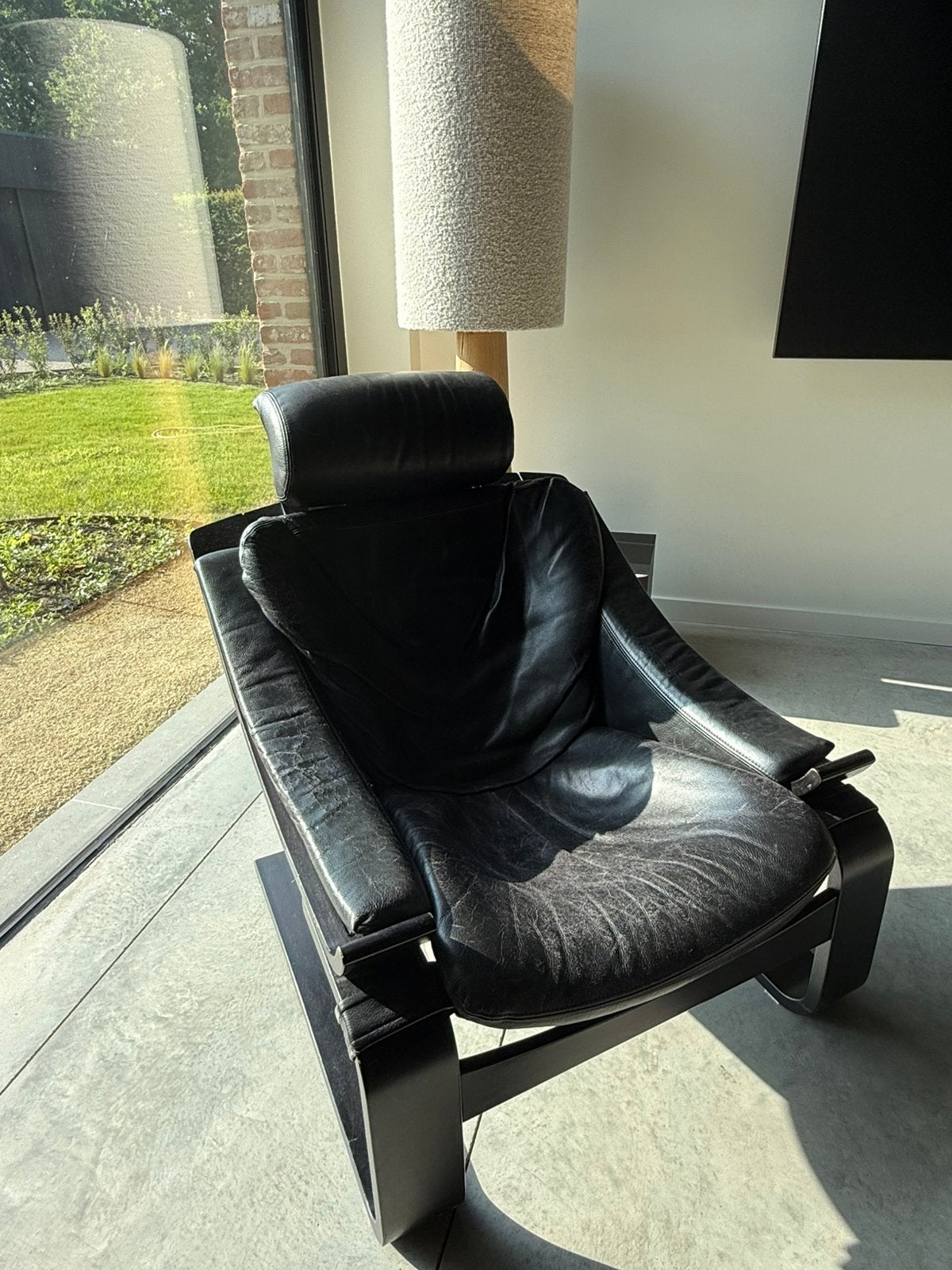 Design zetel / fauteuil van Ake Fribytter uit leder en hout, Maison & Meubles, Fauteuils, Enlèvement, Utilisé, Bois