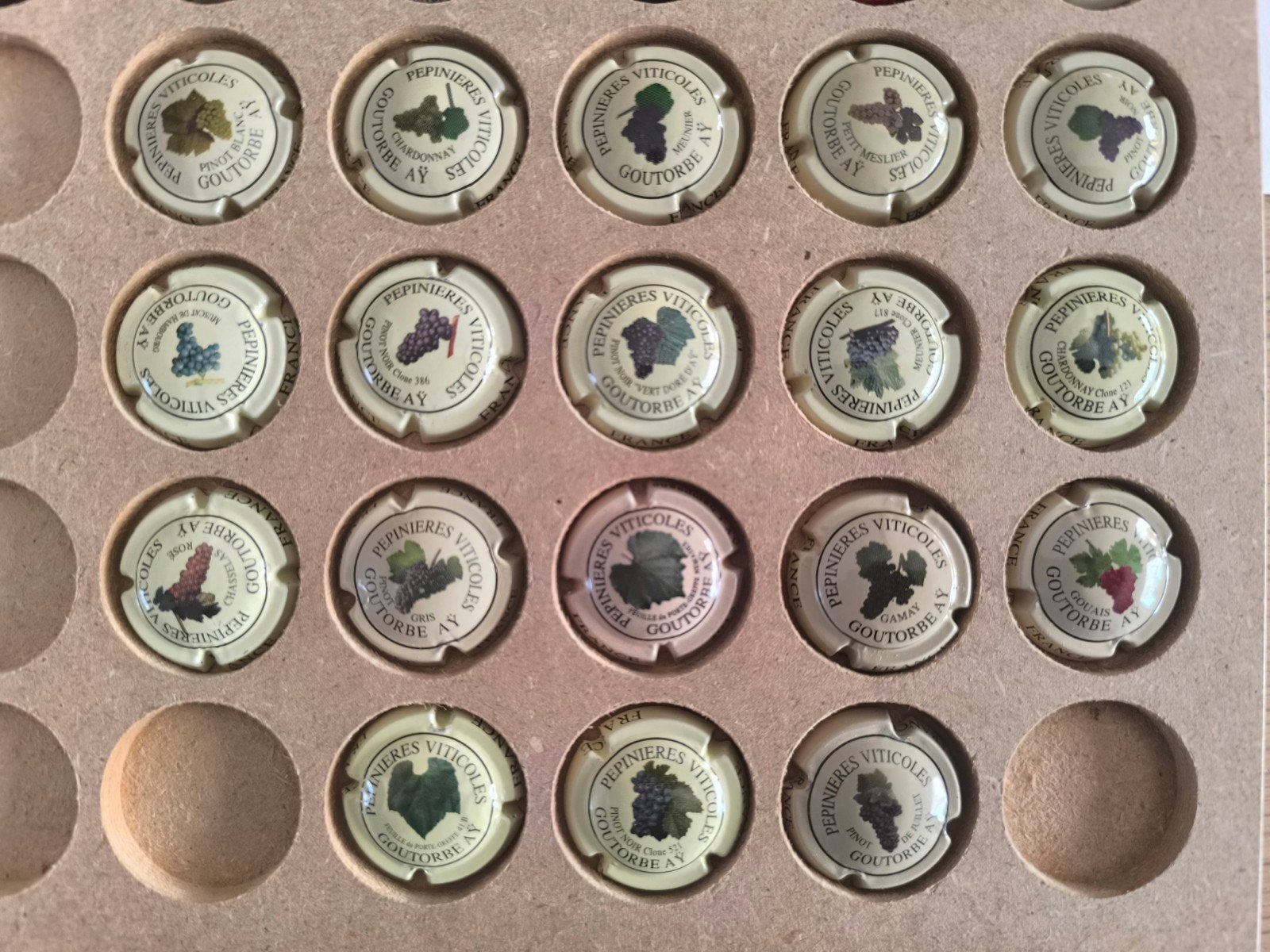 18 verschillende Goutorbe AY capsules .Moeilijk te vinden ., Collections, Collections Autre, Enlèvement ou Envoi, Comme neuf