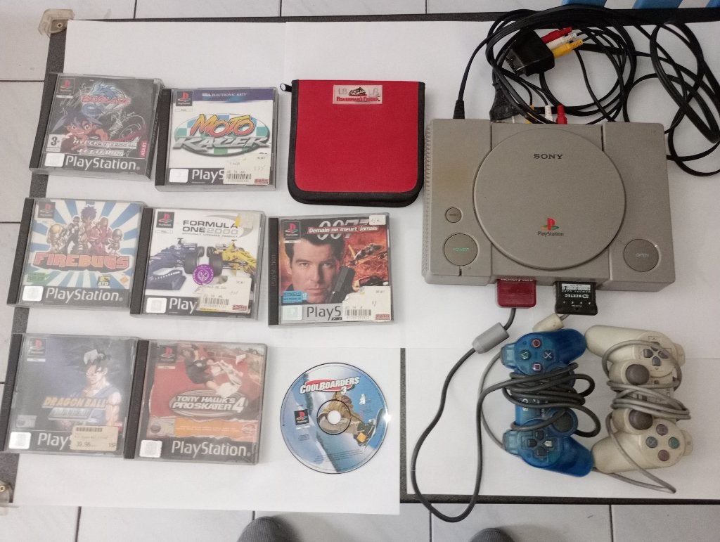 console playstation 1 met 8 games , 125€/lot, Games en Spelcomputers, Ophalen of Verzenden, Gebruikt, Met 2 controllers, Met games