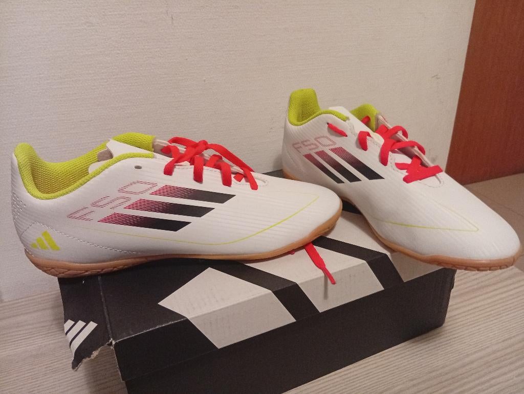 ORIGINELE voetbalschoenen van Adidas!, Kinderen en Baby's, Kinderkleding | Schoenen en Sokken, Nieuw, Sportschoenen, Jongen of Meisje