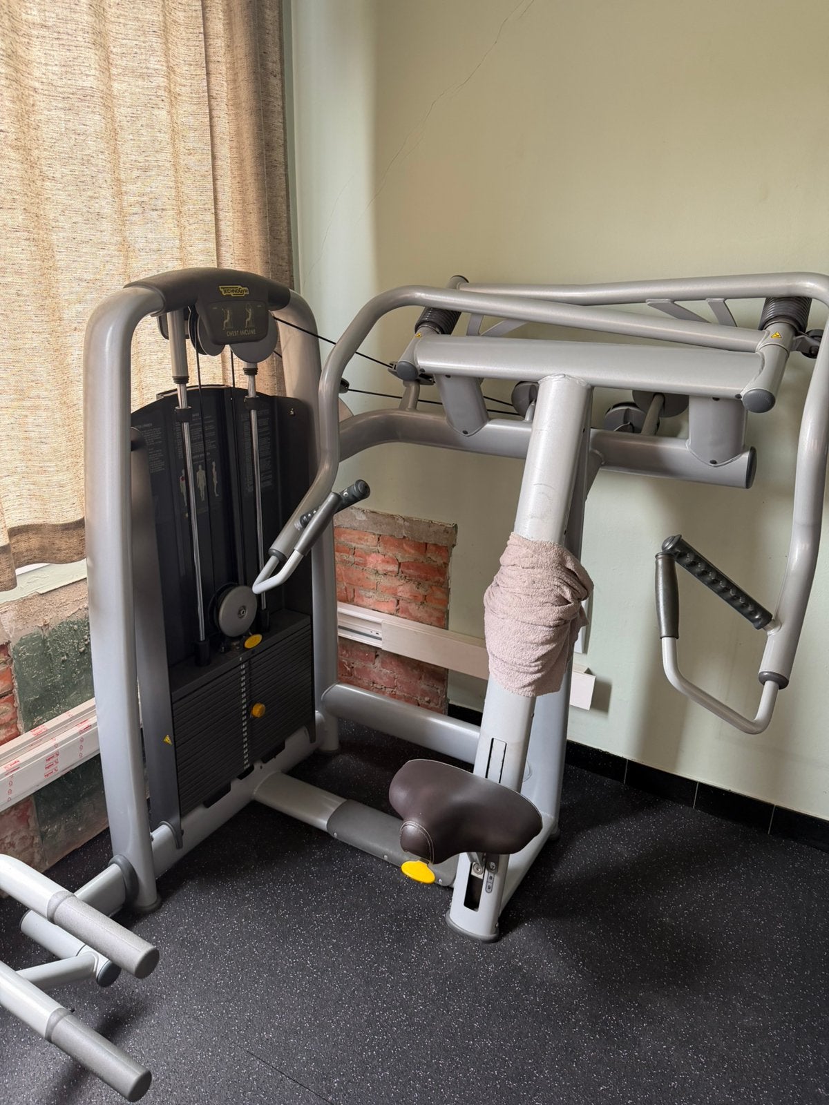 Technogym incline chest press, Sport en Fitness, Ophalen, Zo goed als nieuw