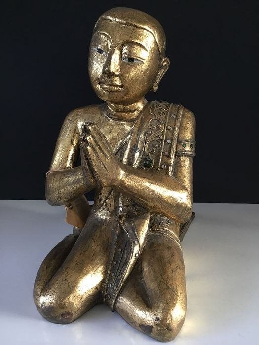 Oud houtsnijwerk van een monnik of Boeddha - Thailand, Antiek en Kunst, Gesneden, Goud, Ophalen of Verzenden, 30 cm