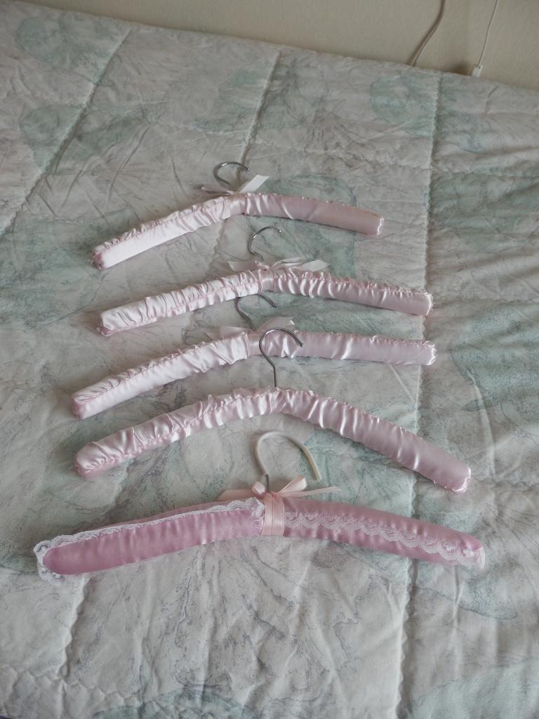 5 MET SATIJN OVERTROKKEN KLEDINGHANGERS, Enlèvement, Comme neuf, Satin, Adultes