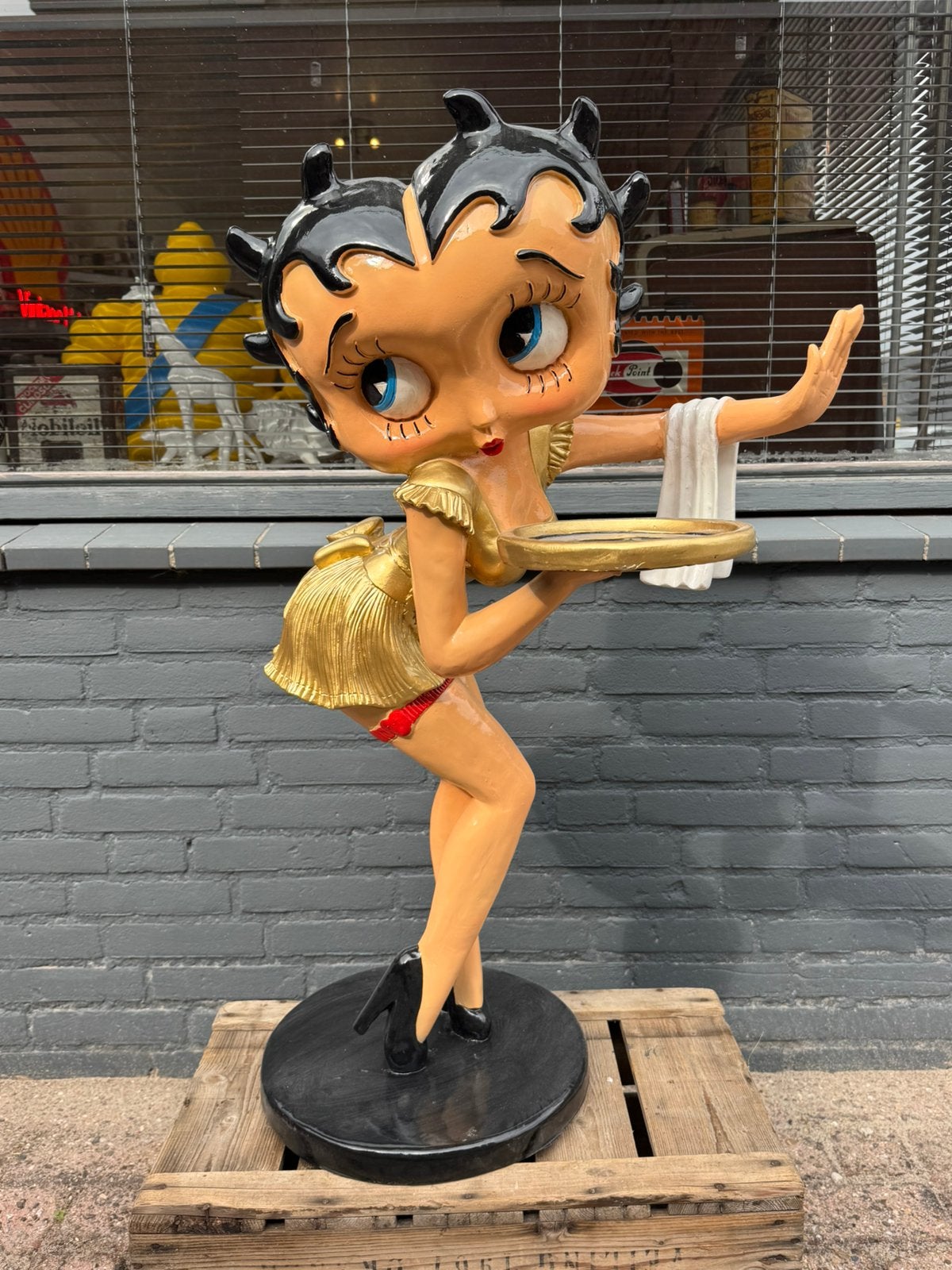 Dîner avec la statue de Big Betty Boop, Enlèvement, Utilisé, Humain