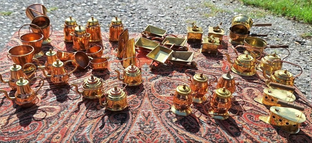 Partij 85 vintage koperen en messing letterbak miniaturen., Ophalen of Verzenden
