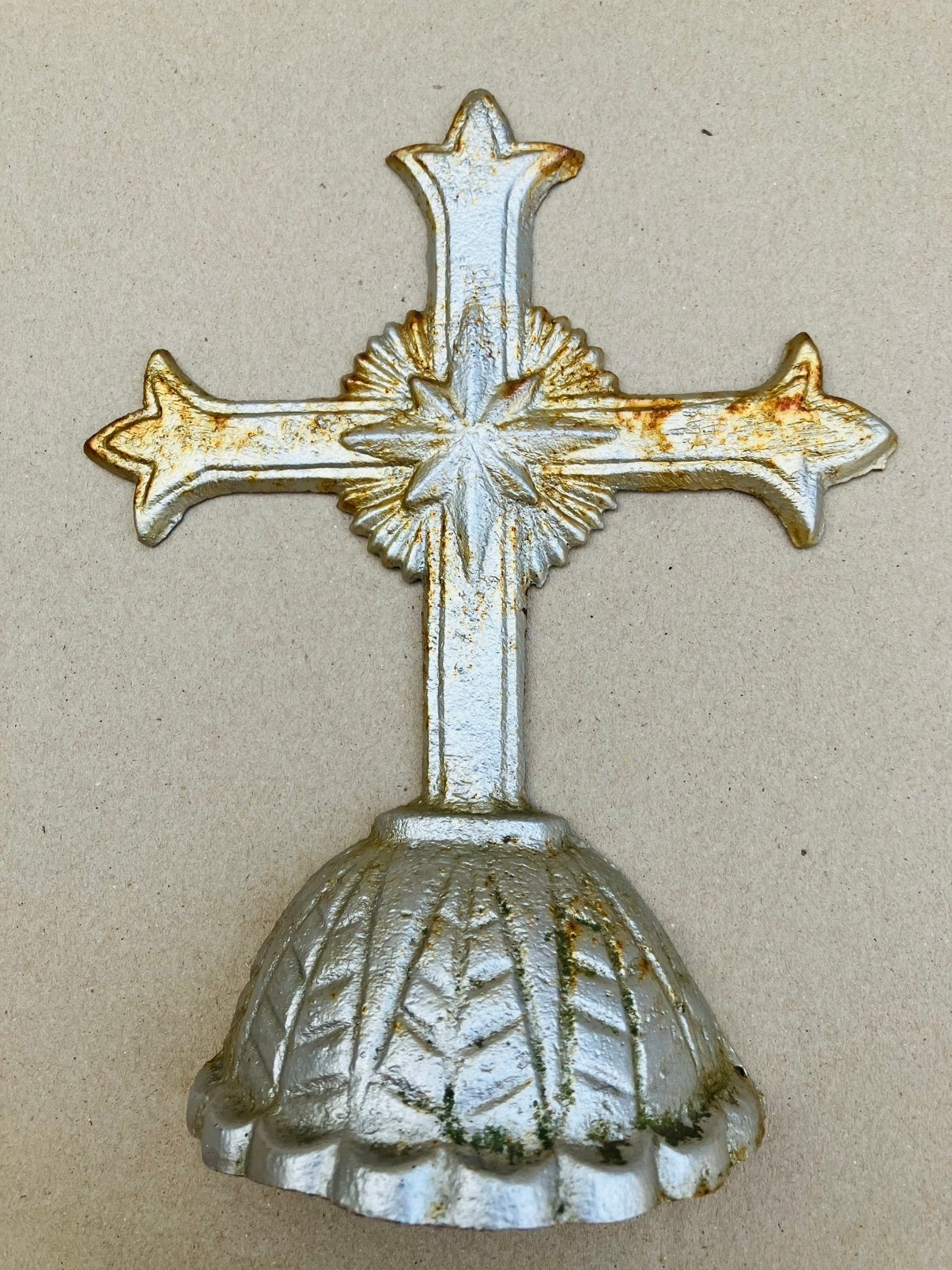 Croix d'autel en fonte, Enlèvement, Utilisé