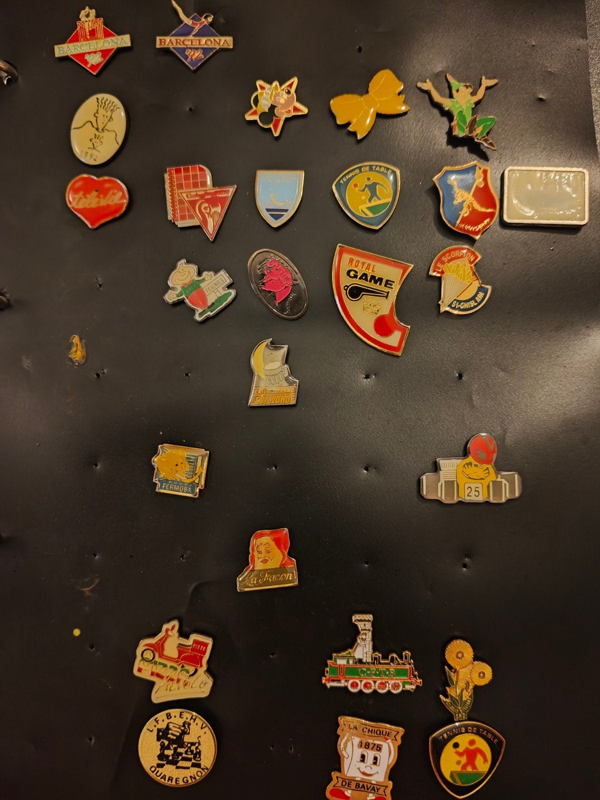 Lot de 26 PIN'S en bon état., Ophalen of Verzenden, Gebruikt, Sport, Speldje of Pin